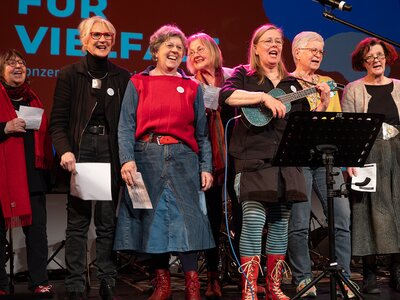 Andrea Türk und die Omas gegen Rechts | © AWO Bremerhaven/Simone Hryzyk Andrea Türk und die Omas gegen Rechts | © AWO Bremerhaven/Simone Hryzyk