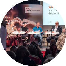 Das Foto zeigt die Bühne samt Gäste der Podiumsdisskusion "Wir müssen reden"