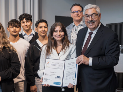 Preisübergabe durch Oberbürgermeister Melf Grantz | © AWO Bremerhaven / Simone Hryzyk Der Oberbürgermeister Melf Grantz übergibt die Urkunde | © AWO Bremerhaven / Simone Hryzyk