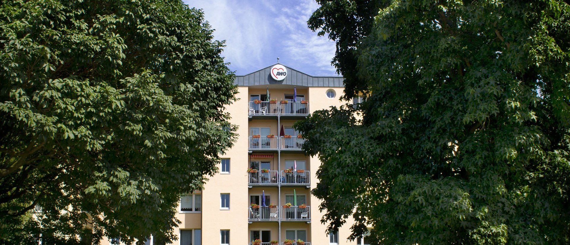 Außenaufnahme des Gerhard-van-Heukelum-Hauses bei schönem Wetter