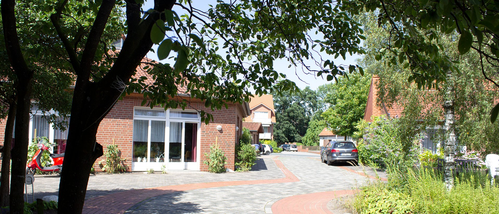 Außenaufnahme des Zugangswegs zur Einrichtung "Birkenhof"