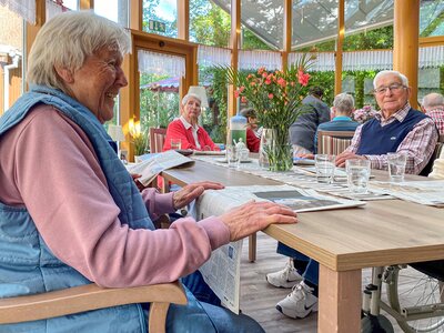 Gäste der Tagespflege bei ihrer morgendlichen Zeitungsrunde