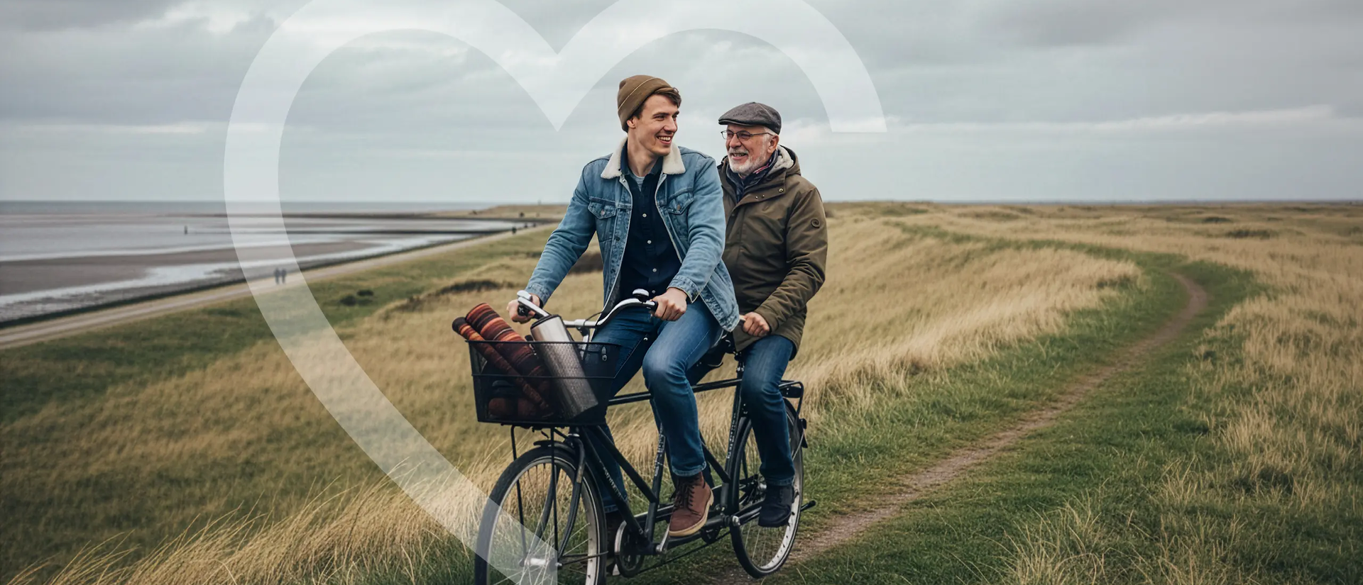 Ein junger Mann fährt gemeinsam mit einem älteren Herren auf einem Tandem auf dem Deich | © ki-generiert
